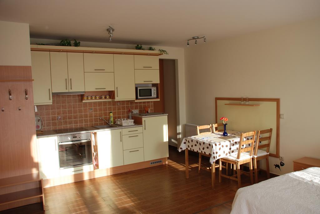 Atmoszfera Apartman ชาร์วาร์ ภายนอก รูปภาพ